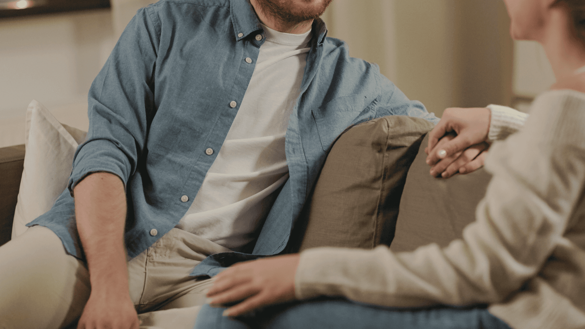 Couple échangeant sereinement sur les solutions pour améliorer leur vie intime et retarder l'éjaculation Couple échangeant sereinement sur les solutions pour améliorer leur vie intime et retarder l'éjaculation