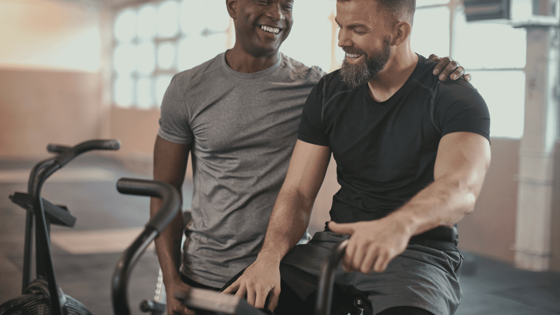 Homme consultant un médecin pour un bilan hormonal de testostérone Homme consultant un médecin pour un bilan hormonal de testostérone