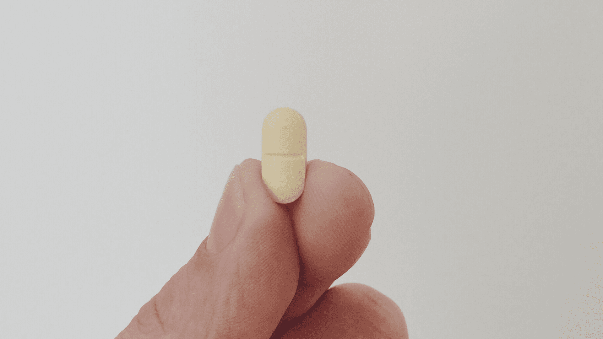Le Viagra 50 mg est efficace pour traiter les troubles de l'érection, offrant une durée d’action de 4 à 6 heures.  Le Viagra 50 mg améliore le flux sanguin dans le pénis en inhibant la PDE5, facilitant ainsi l’érection en réponse à la stimulation sexuelle. Il est pris 30 à 60 minutes avant un rapport sexuel et est efficace pendant 4 à 6 heures. Bien que généralement bien toléré, il peut provoquer des effets secondaires bénins comme des maux de tête ou des bouffées de chaleur. Une consultation médicale est recommandée.