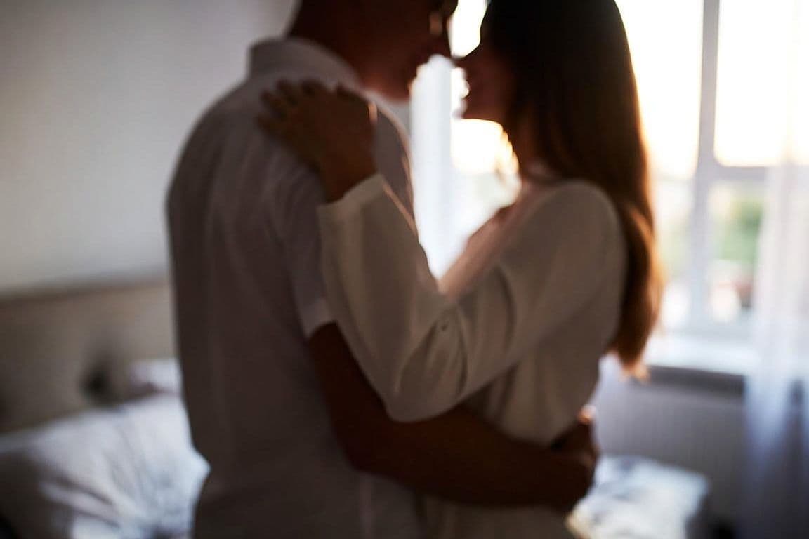 Couple complice s'informant sur le temps orgasme femme Couple complice s'informant sur le temps orgasme femme