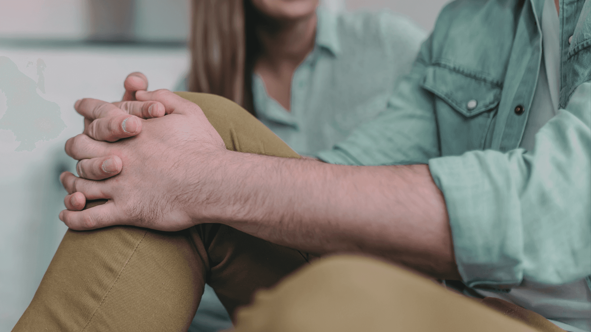 Homme discutant avec sa partenaire a propos de sexualité masculine Homme discutant avec sa partenaire a propos de sexualité masculine