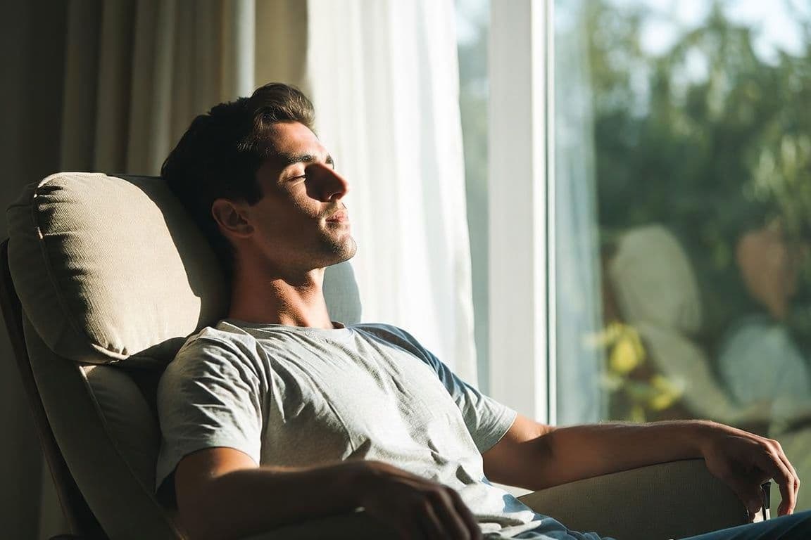 Homme serein se renseignant sur l'hypnose pour l'éjaculation précoce Homme serein se renseignant sur l'hypnose pour l'éjaculation précoce